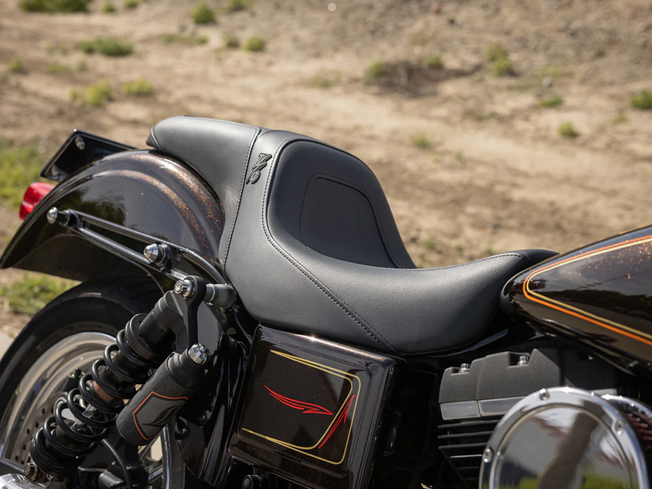 SADDLEMEN Thrashin X Saddlemen Step-Up Smooth Dual Seat. Dyna 2006-2017